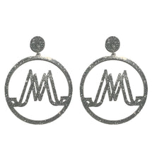 Load image into Gallery viewer, MEA MIO logo oorbellen in zilver glitter - www.meamio.com